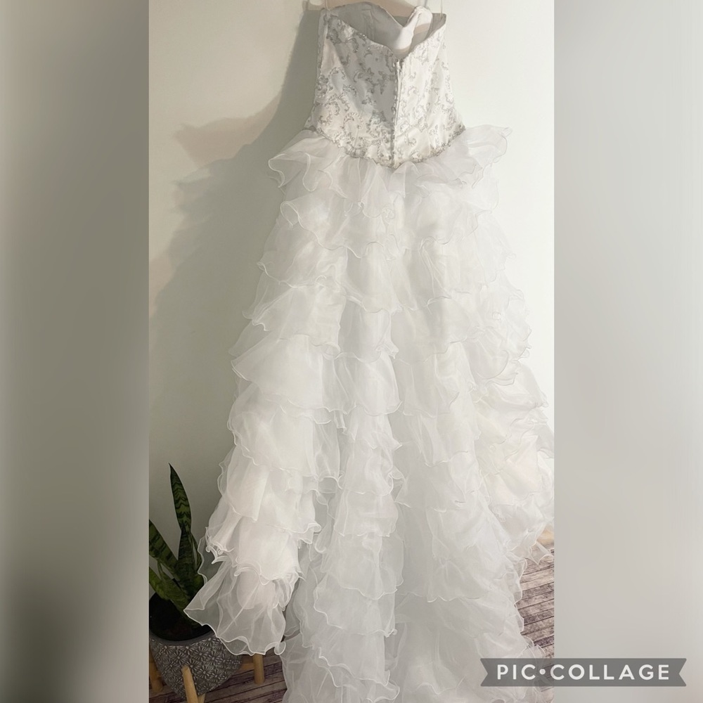 Wedding Gown. Divina Sposa Paris. Ruffle Train. Size 16.